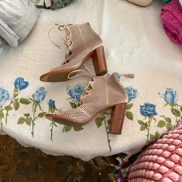 Frye Gabby Ghillie Beige Lace-Up Ankle Booties; 7.5; never worn, without box - Picture 3 of 5